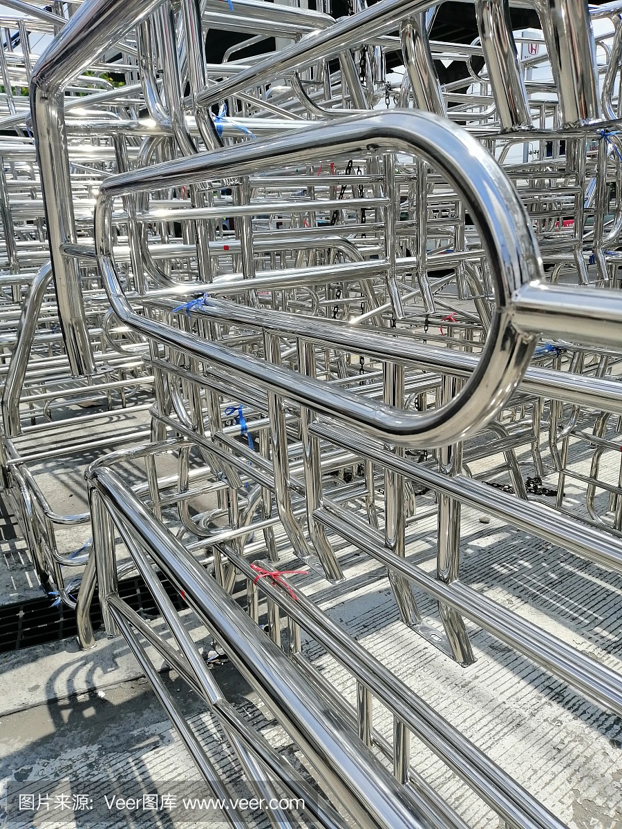 金属和铝框架堆在货物仓库,用于运输到工厂